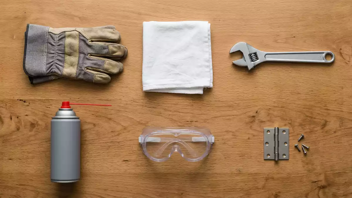 Flatlay-Arrangement rund um Multifunktionsöl mit passenden Requisiten von oben
