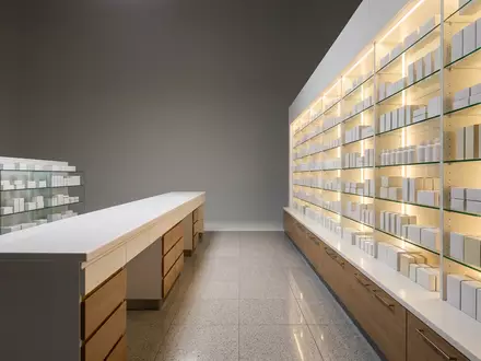 Fotorealistische Studioaufnahme von Apotheke zum Thema Walgreens, ISIN US92532F1003, klare Lichtfuehrung, sachlich dargestellt - Foto: THN