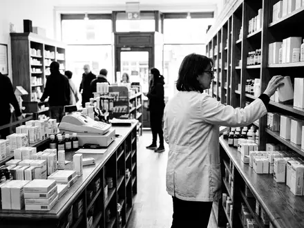 Schwarzweiss-Reportage mit Apotheke zum Thema Walgreens, ISIN US92532F1003, hoher Kontrast, sachlich dargestellt - Foto: THN
