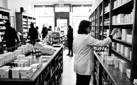Schwarzweiss-Reportage mit Apotheke zum Thema Walgreens, ISIN US92532F1003, hoher Kontrast, sachlich dargestellt - Foto: THN