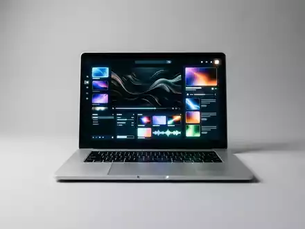 Fotorealistische Studioaufnahme von Streamingdienst zum Thema HBO Max, ISIN US9344231041, klare Lichtfuehrung - Foto: THN