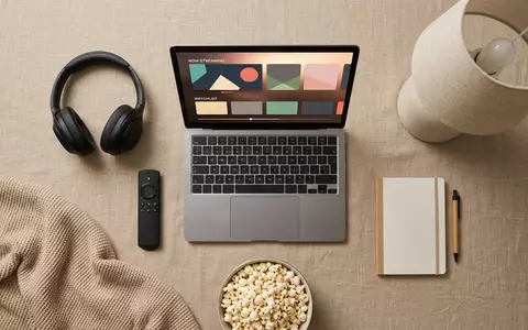 Flatlay-Arrangement rund um Streamingdienst zum Thema HBO Max, ISIN US9344231041, weiches Oberlicht - Foto: THN