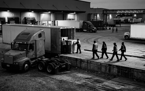 Schwarzweiss-Reportage mit Sattelzugmaschine zum Thema MAN TGX, ISIN DE000TRAT0N7, hoher Kontrast, sachlich dargestellt - Foto: THN