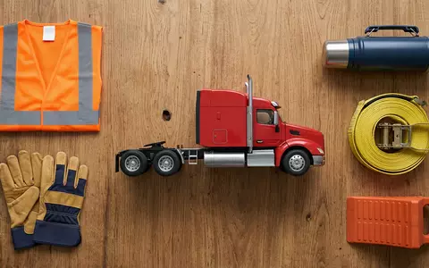 Flatlay-Arrangement rund um Sattelzugmaschine zum Thema MAN TGX, ISIN DE000TRAT0N7, weiches Oberlicht - Foto: THN