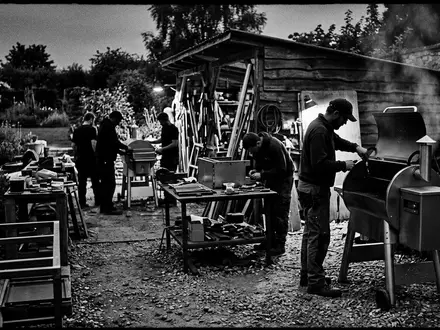 Schwarzweiss-Reportage mit Pelletgrill zum Thema Traeger Pelletgrill, ISIN US8926721064, hoher Kontrast, sachlich dargestellt - Foto: THN