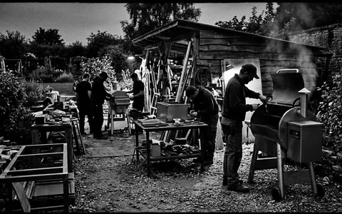 Schwarzweiss-Reportage mit Pelletgrill zum Thema Traeger Pelletgrill, ISIN US8926721064, hoher Kontrast, sachlich dargestellt - Foto: THN
