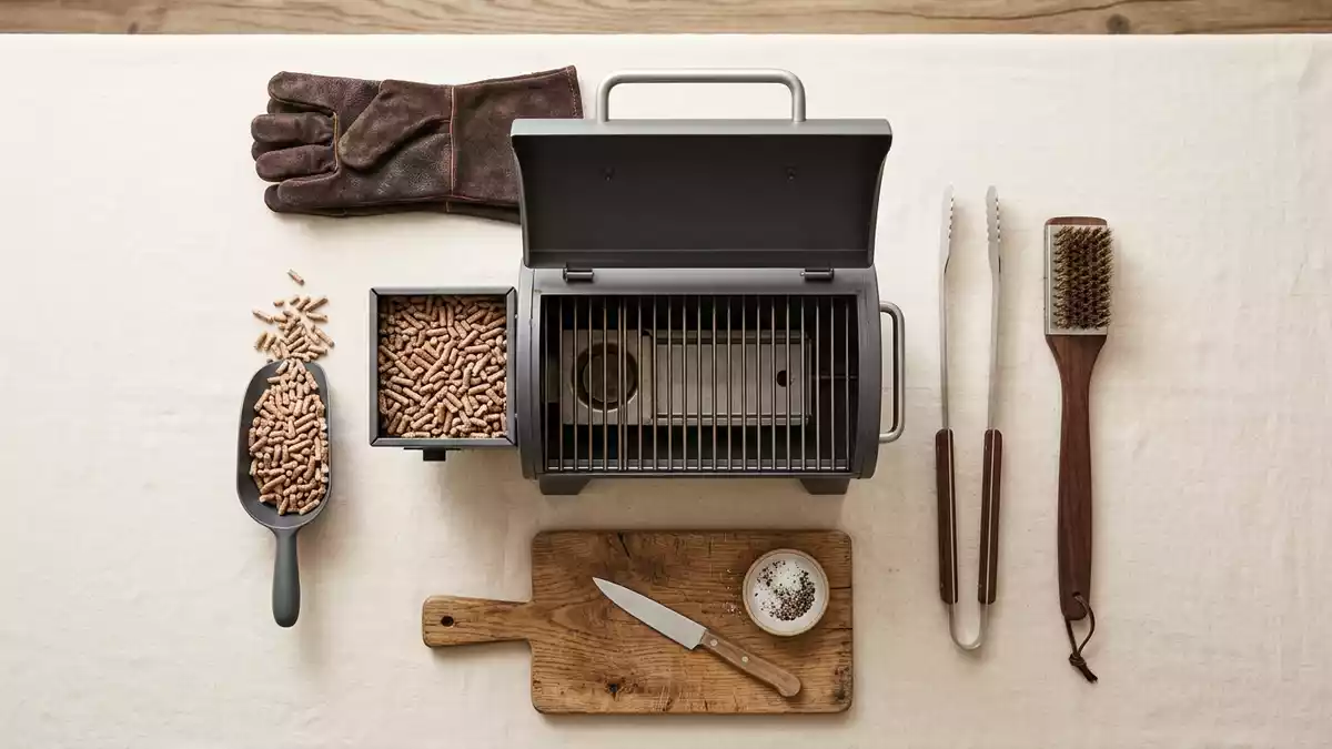 Flatlay-Arrangement rund um Pelletgrill mit passenden Requisiten von oben, neutral