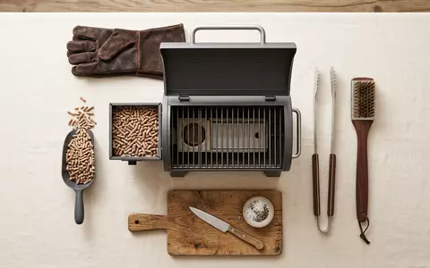 Flatlay-Arrangement rund um Pelletgrill zum Thema Traeger Pelletgrill, ISIN US8926721064, weiches Oberlicht - Foto: THN