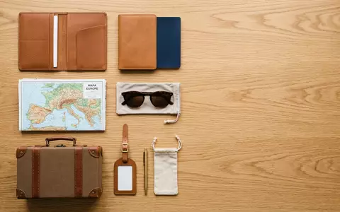 Flatlay-Arrangement rund um Pauschalreise zum Thema TUI Pauschalreise, ISIN DE000TUAG505, weiches Oberlicht - Foto: THN