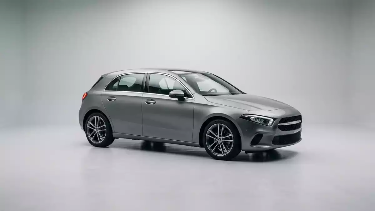 Fotorealistische Studioansicht von Kleinwagen in neutraler Produktdarstellung, neutral