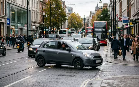 Fotorealistische Aufnahme von Kleinwagen im Stadtverkehr zum Thema Toyota Aygo X, ISIN JP3633400001, natuerliches Licht - Foto: THN
