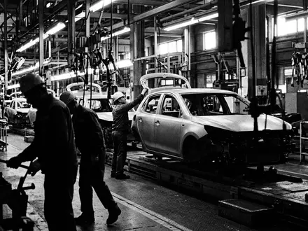 Schwarzweiss-Reportage mit Kleinwagen zum Thema Toyota Aygo X, ISIN JP3633400001, hoher Kontrast - Foto: THN