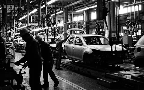 Schwarzweiss-Reportage mit Kleinwagen zum Thema Toyota Aygo X, ISIN JP3633400001, hoher Kontrast - Foto: THN
