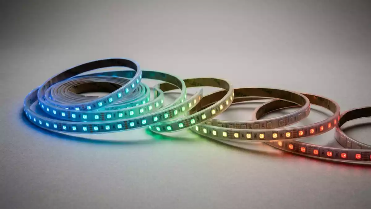 Fotorealistische Studioansicht von LED-Lichtstreifen in neutraler Produktdarstellung