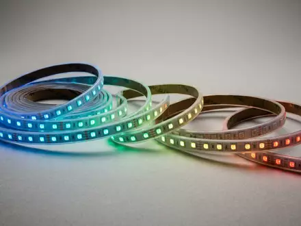 Fotorealistische Studioaufnahme von LED-Lichtstreifen zum Thema Philips Hue Lightstrip, ISIN NL0011821392, klare Lichtfuehrung - Foto: THN