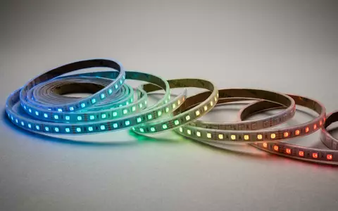 Fotorealistische Studioaufnahme von LED-Lichtstreifen zum Thema Philips Hue Lightstrip, ISIN NL0011821392, klare Lichtfuehrung - Foto: THN