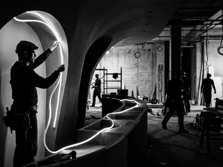 Schwarzweiss-Reportage mit LED-Lichtstreifen zum Thema Philips Hue Lightstrip, ISIN NL0011821392, hoher Kontrast - Foto: THN