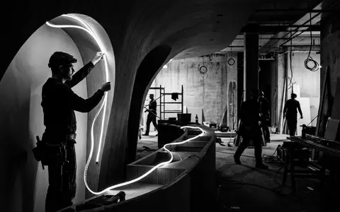 Schwarzweiss-Reportage mit LED-Lichtstreifen zum Thema Philips Hue Lightstrip, ISIN NL0011821392, hoher Kontrast - Foto: THN