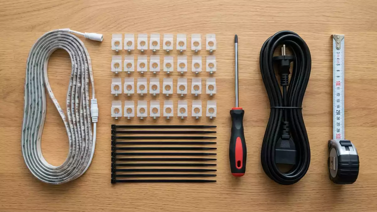 Flatlay-Arrangement rund um LED-Lichtstreifen mit passenden Requisiten von oben