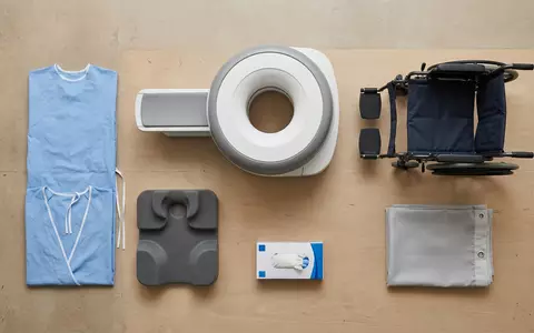 Flatlay-Arrangement rund um MRT-Scanner zum Thema Siemens MRT, ISIN DE000SHL1006, weiches Oberlicht - Foto: THN