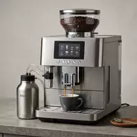 Fotorealistische Studioaufnahme von Kaffeevollautomat zum Thema Siemens Kaffeevollautomat EQ.9, ISIN DE0007236101, klare Lichtfuehrung - Foto: THN