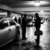 Schwarzweiss-Reportage mit Mietwagen zum Thema Sixt Mietwagen, ISIN DE0007231334, hoher Kontrast, sachlich dargestellt - Foto: THN