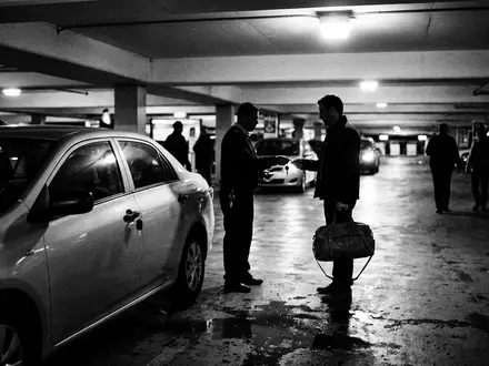 Schwarzweiss-Reportage mit Mietwagen zum Thema Sixt Mietwagen, ISIN DE0007231334, hoher Kontrast, sachlich dargestellt - Foto: THN