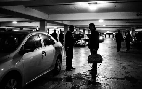 Schwarzweiss-Reportage mit Mietwagen zum Thema Sixt Mietwagen, ISIN DE0007231334, hoher Kontrast, sachlich dargestellt - Foto: THN