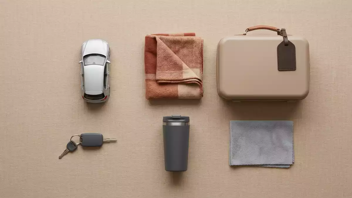 Flatlay-Arrangement rund um Mietwagen mit passenden Requisiten von oben, neutral
