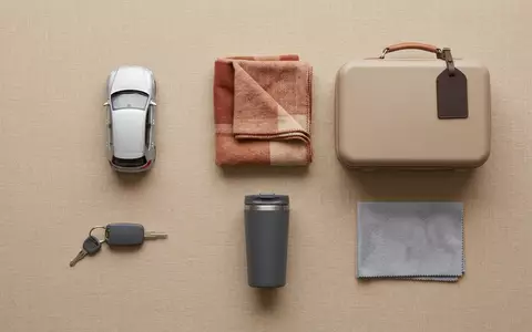 Flatlay-Arrangement rund um Mietwagen zum Thema Sixt Mietwagen, ISIN DE0007231334, weiches Oberlicht - Foto: THN