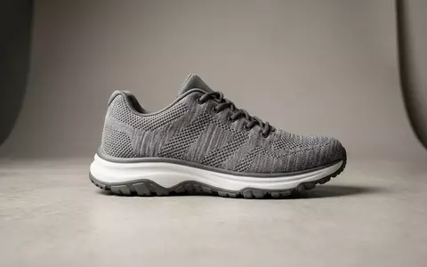 Fotorealistische Studioaufnahme von Laufschuh zum Thema Skechers Go Walk, ISIN US8305661055, klare Lichtfuehrung - Foto: THN