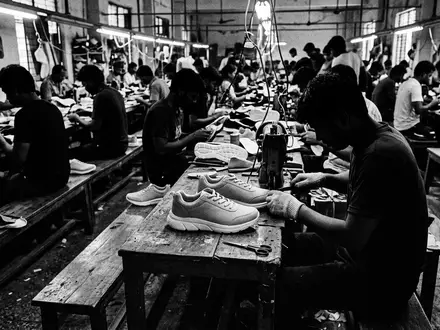 Schwarzweiss-Reportage mit Laufschuh zum Thema Skechers Go Walk, ISIN US8305661055, hoher Kontrast - Foto: THN