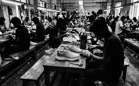 Schwarzweiss-Reportage mit Laufschuh zum Thema Skechers Go Walk, ISIN US8305661055, hoher Kontrast - Foto: THN