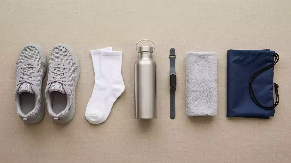 Flatlay-Arrangement rund um Laufschuh mit passenden Requisiten von oben, neutral