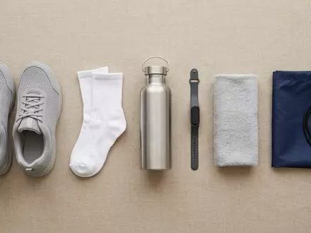 Flatlay-Arrangement rund um Laufschuh zum Thema Skechers Go Walk, ISIN US8305661055, weiches Oberlicht - Foto: THN