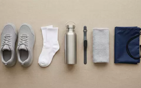 Flatlay-Arrangement rund um Laufschuh zum Thema Skechers Go Walk, ISIN US8305661055, weiches Oberlicht - Foto: THN
