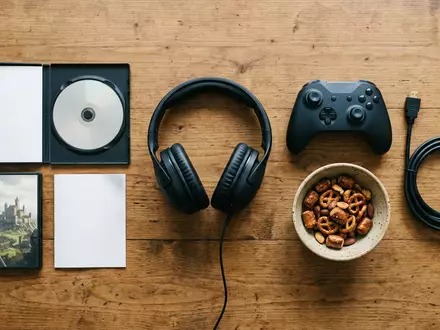 Flatlay-Arrangement rund um Historisches Actionspiel zum Thema Assassin's Creed Valhalla, ISIN FR0000054470, weiches Oberlicht - Foto: THN