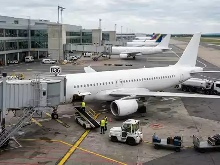 Fotorealistische Aufnahme von Passagierflugzeug auf der Flugreise zum Thema United Airlines Flug, ISIN US9128701059 - Foto: THN