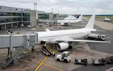 Fotorealistische Aufnahme von Passagierflugzeug auf der Flugreise zum Thema United Airlines Flug, ISIN US9128701059 - Foto: THN