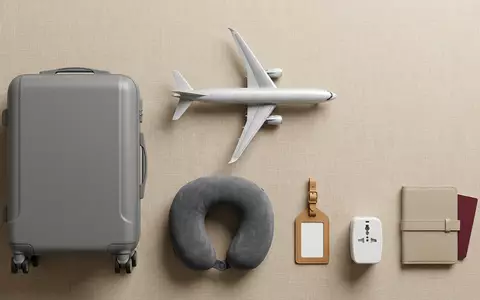 Flatlay-Arrangement rund um Passagierflugzeug zum Thema United Airlines Flug, ISIN US9128701059, weiches Oberlicht - Foto: THN