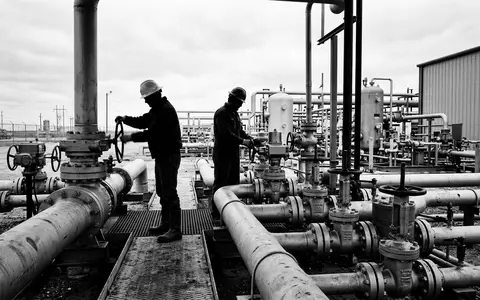 Schwarzweiss-Reportage mit Gasversorgung zum Thema Uniper Gas, ISIN DE000UNSE018, hoher Kontrast, sachlich dargestellt - Foto: THN