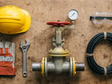 Flatlay-Arrangement rund um Gasversorgung zum Thema Uniper Gas, ISIN DE000UNSE018, weiches Oberlicht - Foto: THN