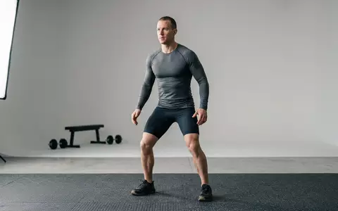 Fotorealistische Studioaufnahme von Kompressionsshirt zum Thema Under Armour Compression Shirt, ISIN US9043111072, klare Lichtfuehrung - Foto: THN