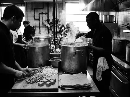 Schwarzweiss-Reportage mit Brühwürfel zum Thema Knorr Bouillon, ISIN GB00B10RZP78, hoher Kontrast, sachlich dargestellt - Foto: THN