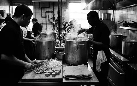 Schwarzweiss-Reportage mit Brühwürfel zum Thema Knorr Bouillon, ISIN GB00B10RZP78, hoher Kontrast, sachlich dargestellt - Foto: THN