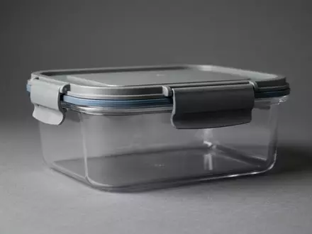 Fotorealistische Studioaufnahme von Vorratsbehälter zum Thema Tupperware Eidgenossen, ISIN US8998961044, klare Lichtfuehrung - Foto: THN