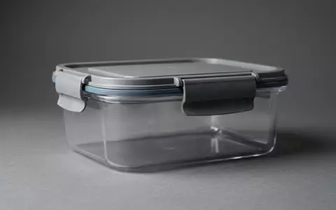 Fotorealistische Studioaufnahme von Vorratsbehälter zum Thema Tupperware Eidgenossen, ISIN US8998961044, klare Lichtfuehrung - Foto: THN