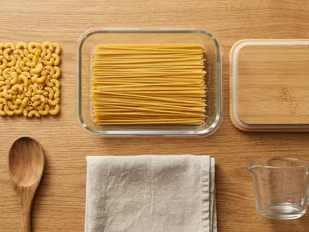 Flatlay-Arrangement rund um Vorratsbehälter zum Thema Tupperware Eidgenossen, ISIN US8998961044, weiches Oberlicht - Foto: THN