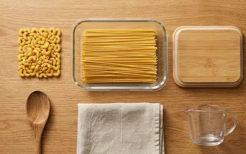 Flatlay-Arrangement rund um Vorratsbehälter zum Thema Tupperware Eidgenossen, ISIN US8998961044, weiches Oberlicht - Foto: THN