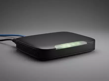 Fotorealistische Studioaufnahme von Netzwerkrouter zum Thema UniFi Dream Machine, ISIN US90353W1036, klare Lichtfuehrung - Foto: THN